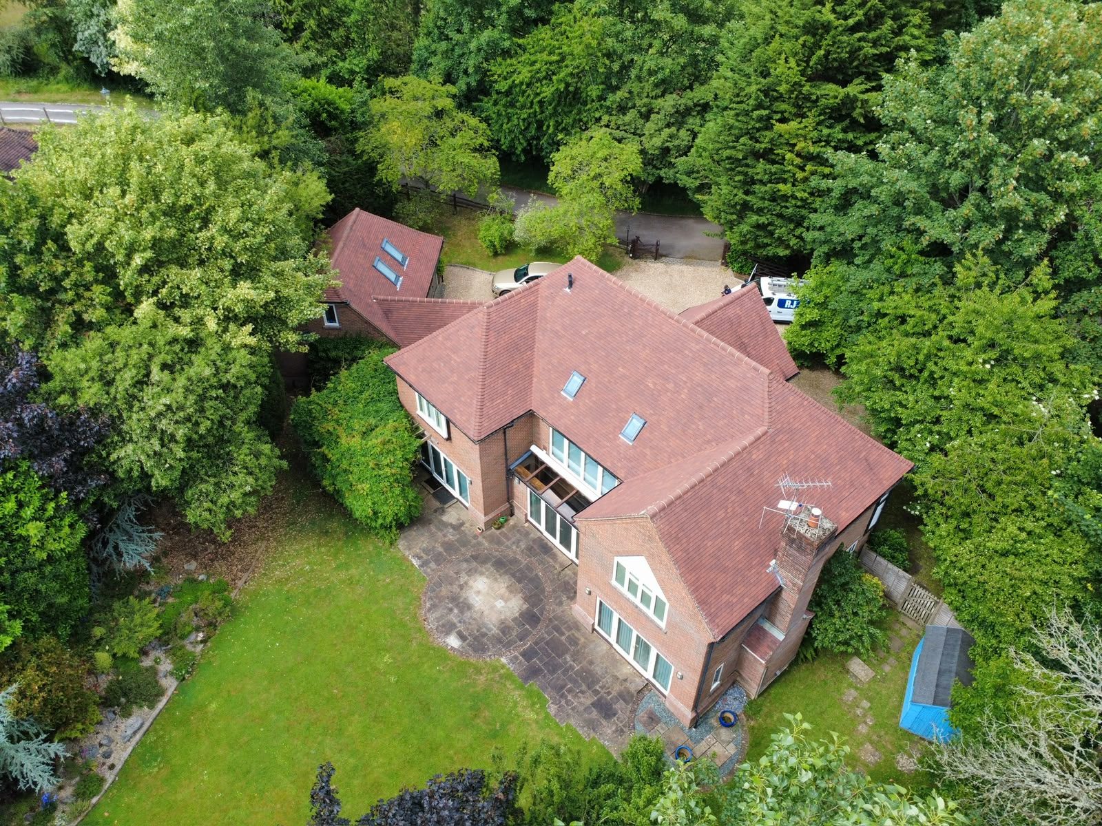 Basingstoke-style executive detached property with clean roof